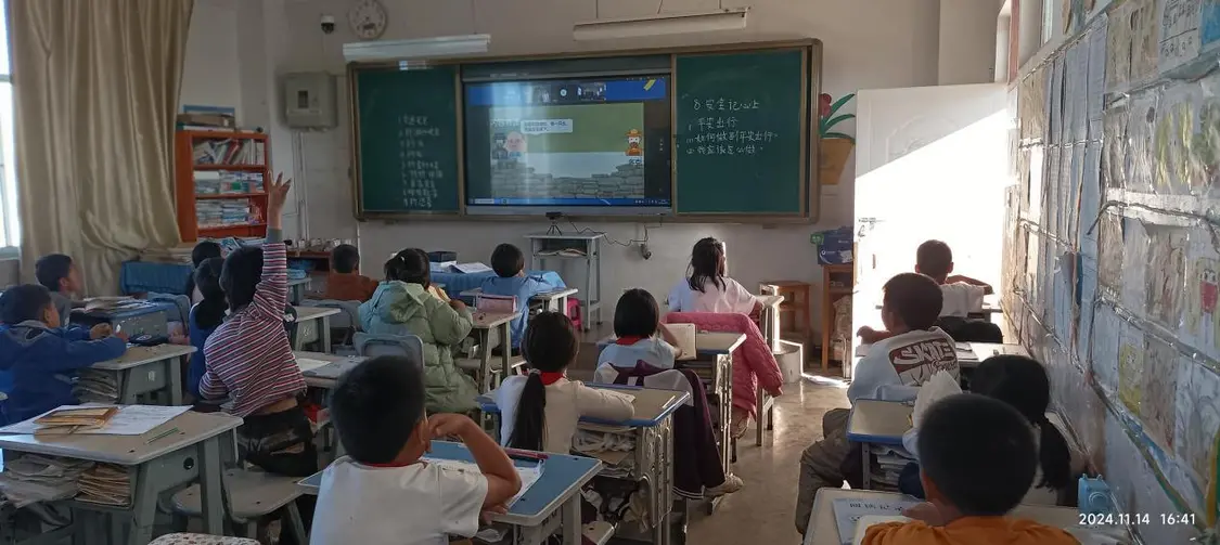 孩子们在教室上远程阅读课