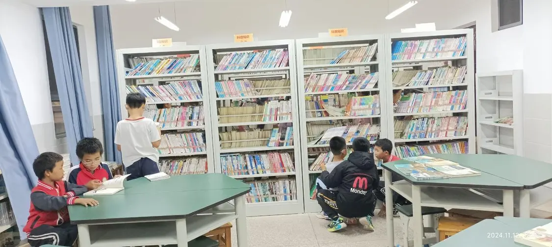 孩子们在图书馆看书